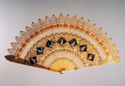 Ruční ventilátor brise ve stylu katedrály ve stylu Charles X, propichovaný roh, malovaný a zlacený, Francie od French School