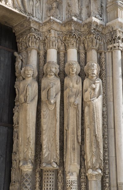 Cathedrale de Chartres, detail ohně vpravo od centrálního zálivu královské brány, zleva doprava, prorok, král David, královna, Šalomoun od French School