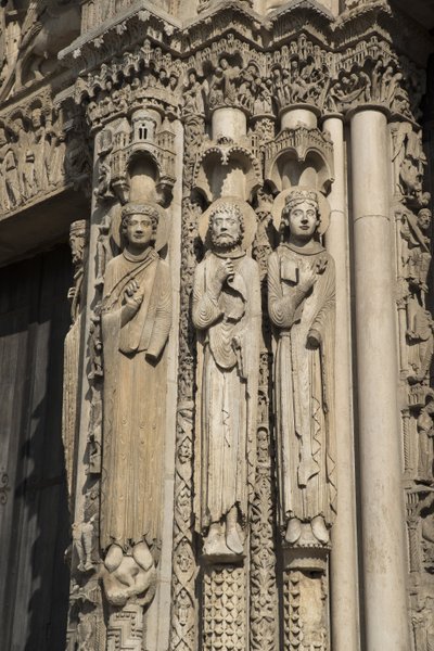 Cathedrale de Chartres, detail levého průlomu zálivu napravo od královské brány, zleva doprava, král Roland, Louis vii od French School