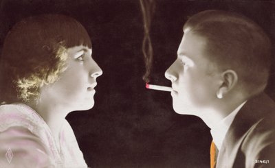 Pár s cigaretou, 1917 od French School