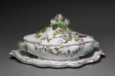 Krytá omáčka Tureen s připojeným stojanem, výrobce Veuve Perrin Factory, cca 1765 od French School