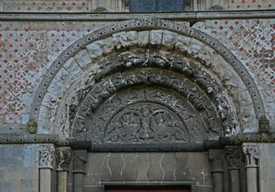 Zobrazující detail severních dveří od French School