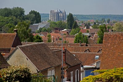Zobrazující pohled na katedrálu Beauvais při pohledu z dálky od French School