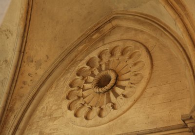 Zobrazující pohled na vyřezávanou růžovku od French School
