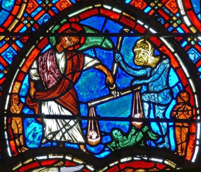 Detail z okna zobrazující Poslední soud: Sv. Michael váží duše od French School