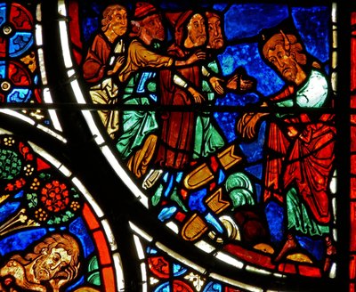Detail z okna zobrazující podobenství o milosrdném Samaritánovi: Mojžíš odhazuje desky od French School