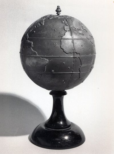 Vzdělávací glóbus pro nevidomé (bronz) (č/b foto) od French School