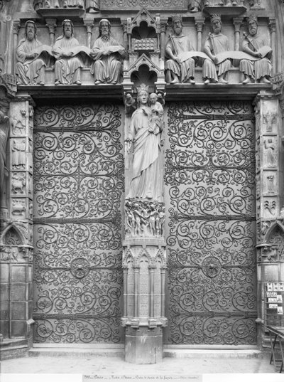 Fasáda Notre-Dame, levý portál, Paříž od French School