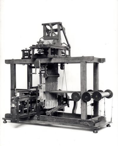 První plně automatizovaný tkalcovský stav vynalezený Jacquesem de Vaucansonem (1709-82) kolem roku 1745 od French School