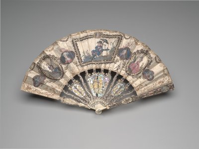 Skládací vějíř s chinoiserie scénou, portréty, pastoračními postavami a zátišími, cca 80. léta 18. století (slonovina, zlacení, perleť, sklo nebo horský křišťál a pastovaný drahokam (později)) od French School