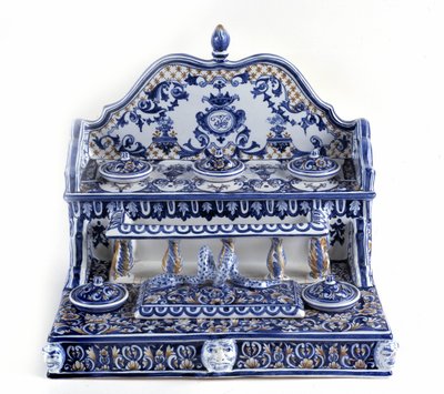 Francouzská kaligrafie: Psaní v porcelánu Gien, o celkové délce 40 centimetrů, tento kus je velmi reprezentativní pro 18. století. Na dvou stupních je 5 inkoustových lůžek a také obdélníková plumboard. Paříž, muzeum pera. od French School