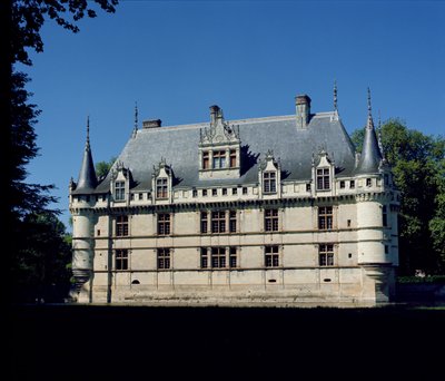 Celkový pohled na zámek dAzay-le-Rideau, postavený pro Gillese Bertholeta, 1518-27 od French School