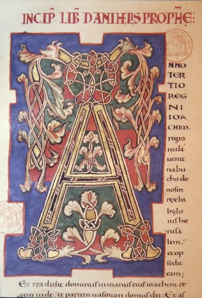 Historická iniciála „A“ s prokládaným vzorem otevírajícím Knihu Daniel od French School