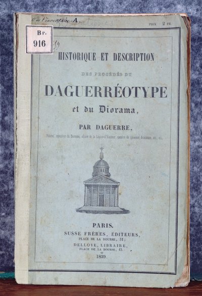 Historique et Description des Procedes de Daguerreotype et du Diorama, Příručka k fotoaparátu, který Daguerre a Giroux uvedli na trh v roce 1839. od French School