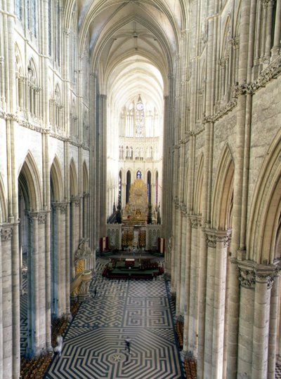 Interiér katedrály v Amiens (Sum 80) od French School