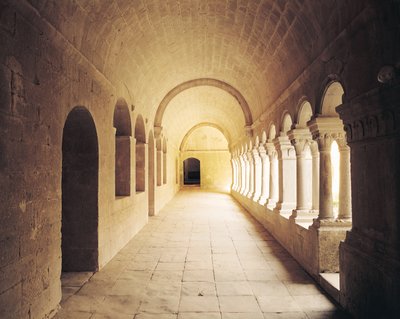 Vnitřní pohled na klášter, založený v roce 1148 od French School