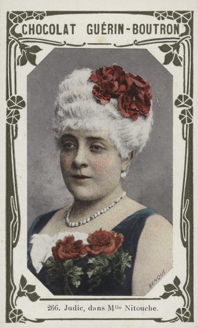 Judic, v Madame Nitouche (barevná fotografie) od French School