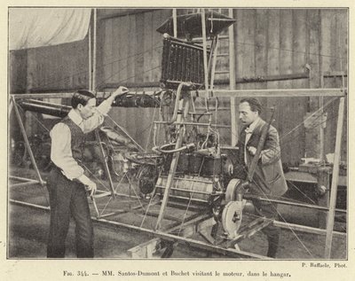MM Santos-Dumont a Buchet na návštěvě motoru, v hangáru (rytina) od French School