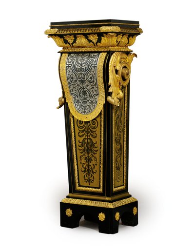 Jeden z páru intarzivních podstavců Ludvíka XV., možná na objednávku Claude-Francoise Julliota, kolem 1750-60 (cín Boulle namontovaný na ormolu, mosazný vykládaný roh a želvovina) (viz také 469020) od French School