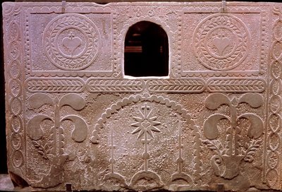 Sedlácká krbová deska. Ze západní Francie. 18. století. Národní muzeum lidových umění a tradic od French School