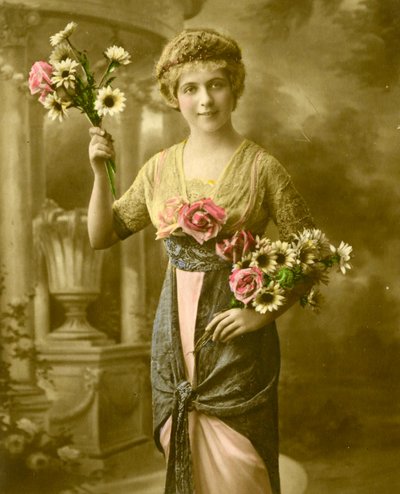 Portrét ženy držící kytici kolem roku 1898 (ručně tónovaná fotografie) od French School