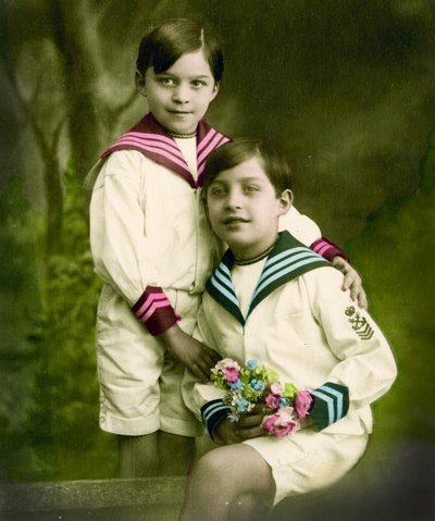 Portrét dvou chlapců kolem roku 1898 (ručně tónovaná fotografie) od French School