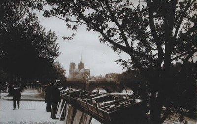 Pohlednice zobrazující Bouquinistes podél Quai de la Tournelle, Paříž, cca 1930-40 od French School
