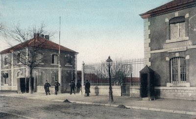 Pohlednice zobrazující kasárna v Besancon, c. 1900 (barevné lito) od French School