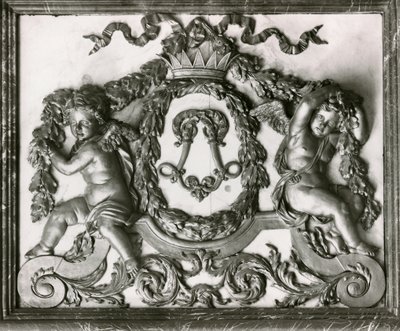 Putti lemující iniciálu L na dveřích Salon des Gardes de la Reine (štukatérské práce) od French School