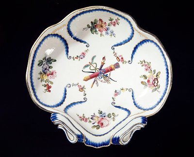Talíř Sevres zdobený lukem a šípy, 1762 (fajáns) od French School