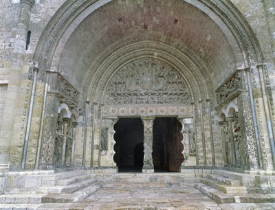 Jižní portál, postavený kolem roku 1115 od French School