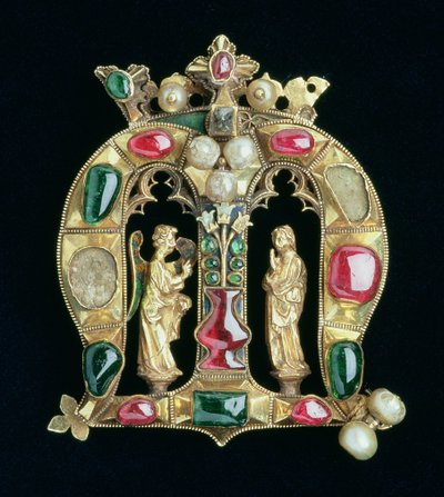 Hylle Jewel v podobě korunované lombardské iniciály M s figurami zvěstování, konec 14. století (stříbrně zlacená sada s rubíny, diamanty, smaragdem a perlami) od French School