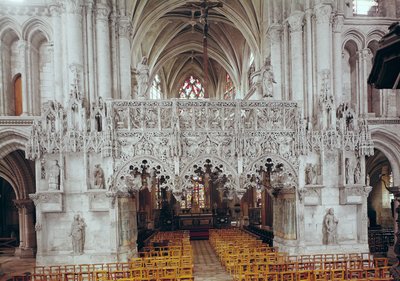Loď a interiér Eglise Sainte-Madeleine, zobrazující obrazovku vyzdobenou v okázalém gotickém stylu od Jean Gailde mezi 1508-17 od French School