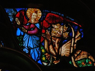 Západní rozeta zobrazující scénu z Knihy Zjevení: drak pronásleduje matku muže; ale má křídla, jimiž může létat do pustiny (12:13 14). od French School
