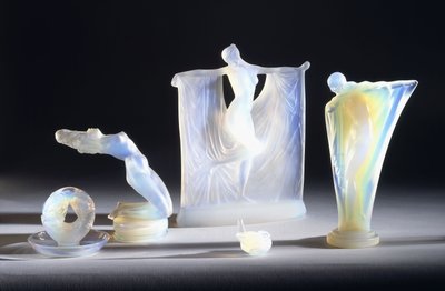 Tři opalizující skleněné předměty od Lalique, od French School