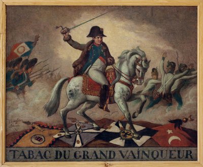 K tabáku velkého vítěze. (jezdecký portrét Napoleona Bonaparta (1769-1821), vedoucího svá vojska do bitvy. Na zadní straně plátna čtyřverší: „“ Úspěch jeho obchodů,/Jeho vítězství ve stovce bojů,/Nemít žádná jiná tajemství/Jeden vezmi od French School