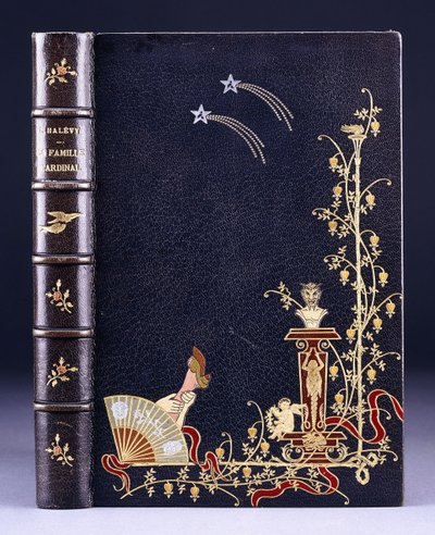 Horní obálka knihy dvě padající hvězdy, pochodeň, listy, faun na podstavci, putto a noha za vějířem, 1893 od French School