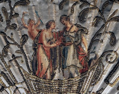 Venuše a Juno, detail hedvábného listu ručního vějíře, výšivka a flitry, stříbrná damascénská propíchnutá kostěná ochranná hůl od French School