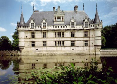 Pohled na zámek dAzay-le-Rideau, postavený pro Gillese Berthelota, 1518-27 od French School