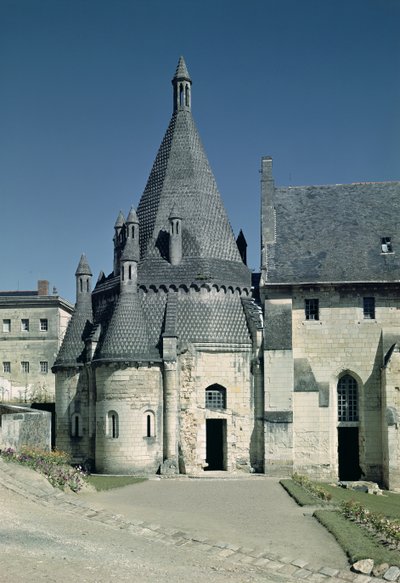 Pohled na Tour dEvrault od French School
