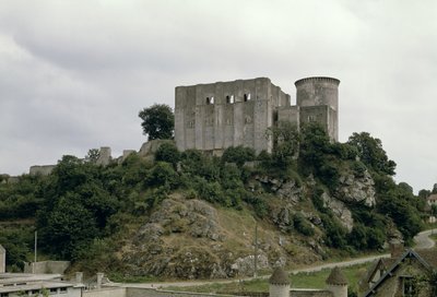 Pohled na Tour de Talbot a pevnost hradu (viz také 87682) od French School
