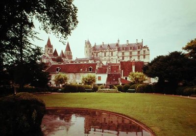 Pohled na zámek a kostel sv od French School