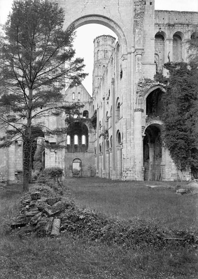Pohled do interiéru kostela, kolem 1052-67 od French School