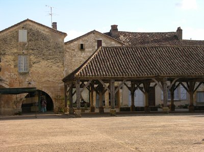 Pohled na kryté tržiště v obci od French School