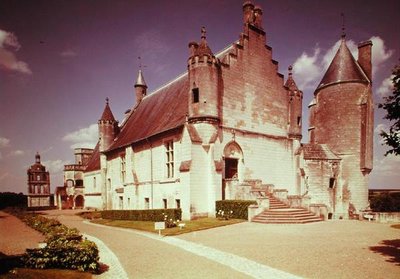 Pohled do exteriéru s jižní a západní fasádou od French School