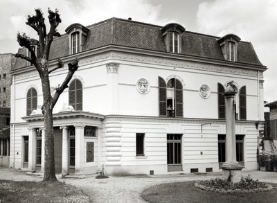 Pohled na fasádu Bibliotheque Marmottan ze zahrady, postavená 1880-1921 od French School