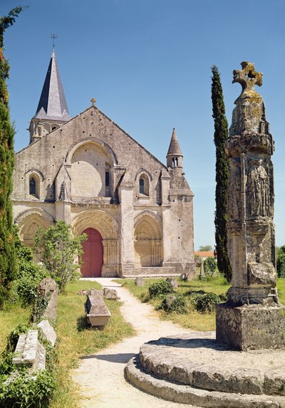 Pohled na průčelí kostela St. Pierre, 1150-75 od French School