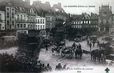 Válka na severu: Londýnské autobusy britských expedičních sil na hlavním náměstí v Bethune v roce 1915 (fotolitografie) od French School