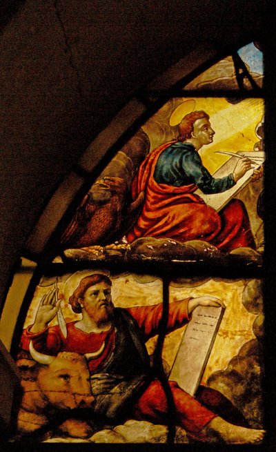 Okno Charnier-2 zobrazující evangelisty se zázrakem hostie: svatého Lukáše a svatého Jana od French School