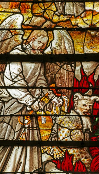 Okno zobrazující scénu z Knihy Zjevení: Anděl s klíčem k jámě, Satan (vitráže) od French School